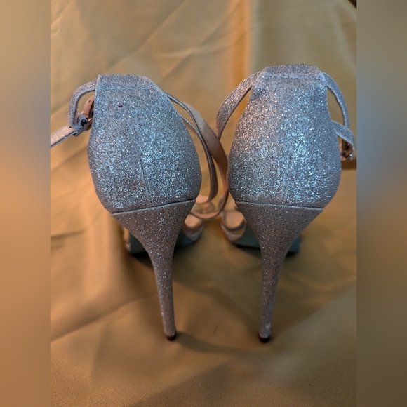 Betsy Johnson silver sparkle heels pumps stilleto size 9.5 - Picture 2 of 5
